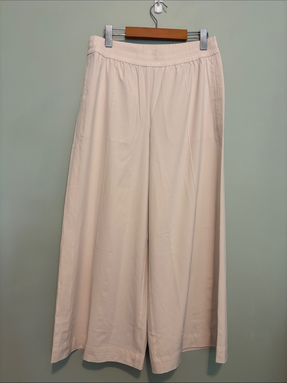 Lululemon Breezily Cropped Pants in Light Ivory (Size M) - Picture 4 of 7